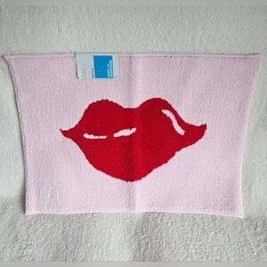 NWT 17" x 24" Target Room Essentials Red Lips pink Bath Rug, Valentine's Day